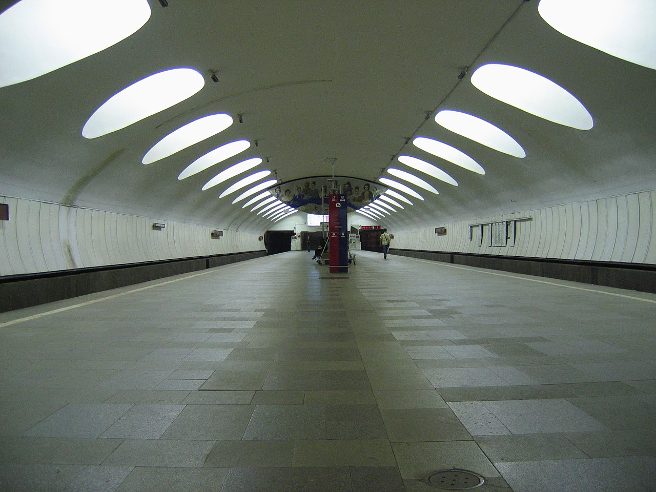 В метро Москвы начали делать разметку для социальной дистанции, фото