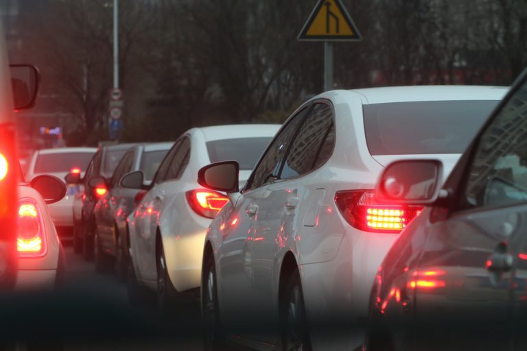 На въездах в Москву появились пробки из-за проверки пропусков, фото