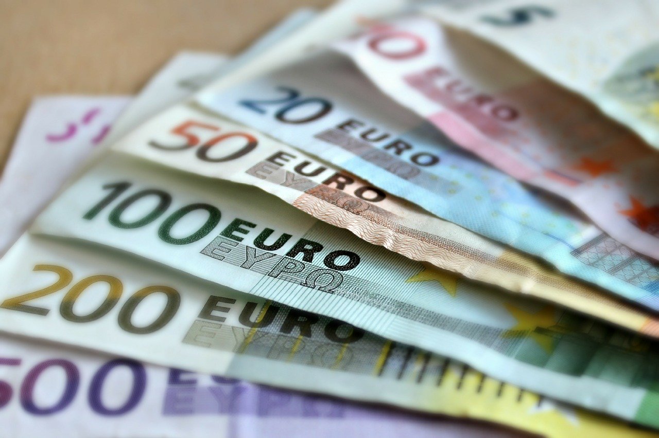 Курс евро превысил 86 рублей впервые с апреля, фото