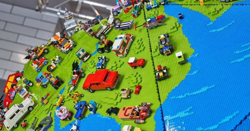 LEGO представила модель земного шара с детскими творческими постройками из кубиков, фото