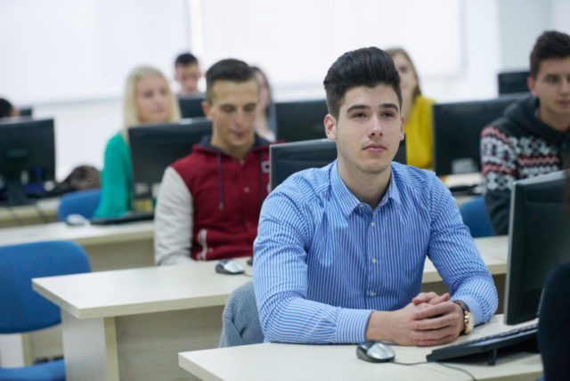 Московские школьники могут участвовать в online-уроках финансовой грамотности из дома, фото