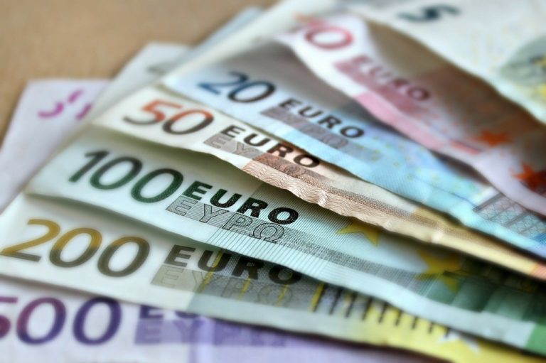 Курс евро на Мосбирже поднялся выше 91 рубля, фото