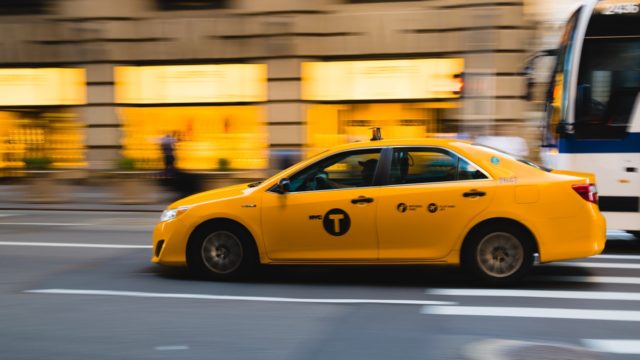МАДИ запретил подключать к сервисам такси водителей с иностранными правами, фото