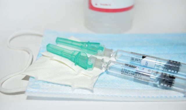 В Москве первый компонент вакцины от коронавируса получили 11 детей, фото