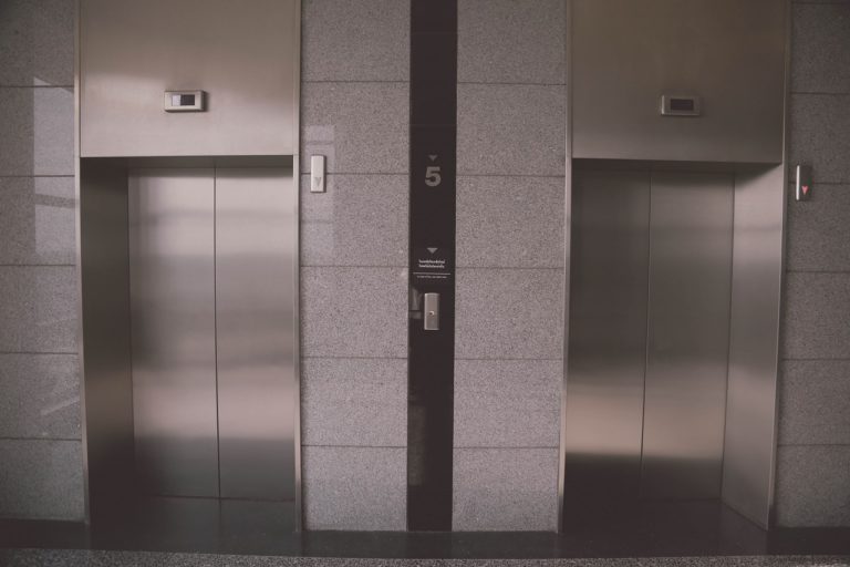 Лифты в Москве начали оснащать УФ-рециркуляторами воздуха, фото