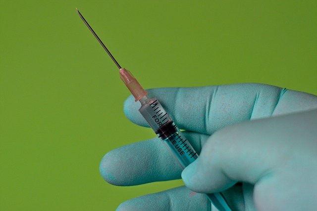 Пожилые москвичи получат компенсацию 10 тыс. руб. за вакцинацию от COVID-19, фото