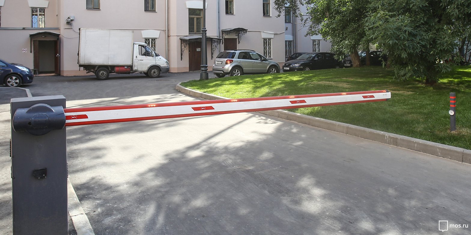 Жителям Войковского рассказали, как установить шлагбаум во дворе дома, фото