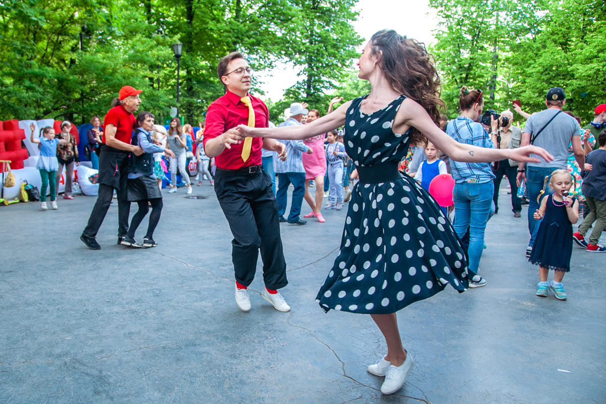 На ярмарках и в парках Москвы впервые прошли занятия танцами, фото