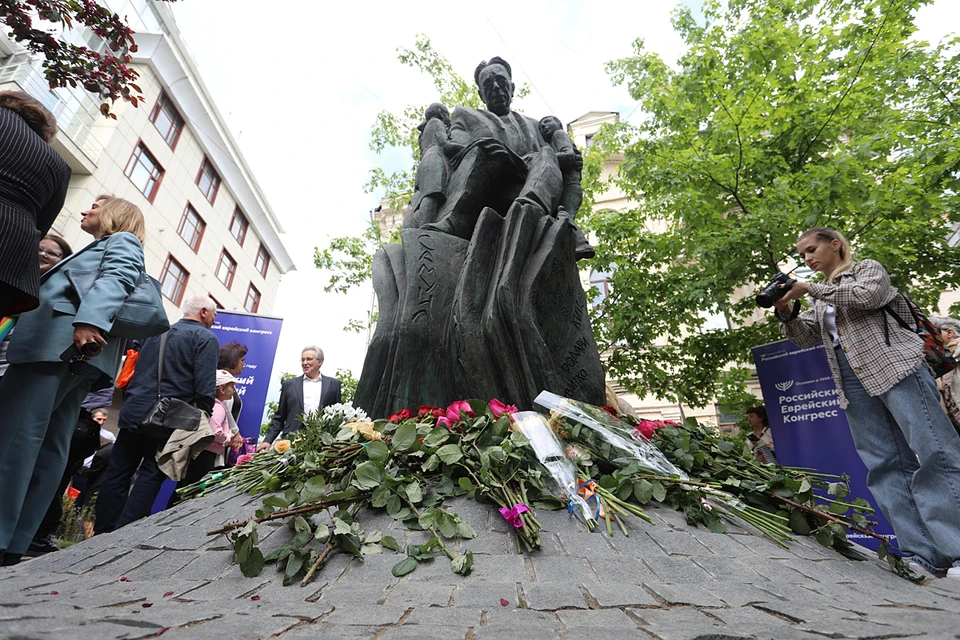 Памятник Маршаку установили на Лялиной площади  , фото
