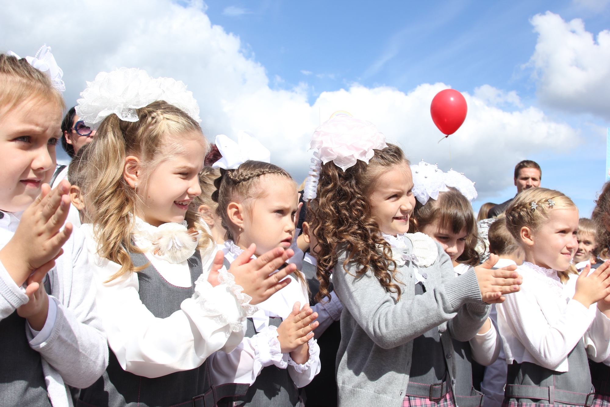Russia,,August,31,,2015:,First-grader,Girls,With,White,Bows