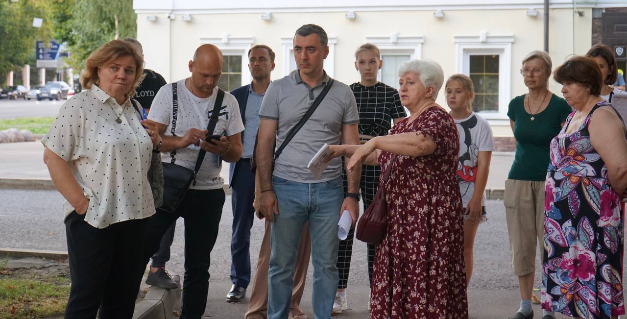Жители дома на Абельмановской рассказали о проблемах главе округа, фото