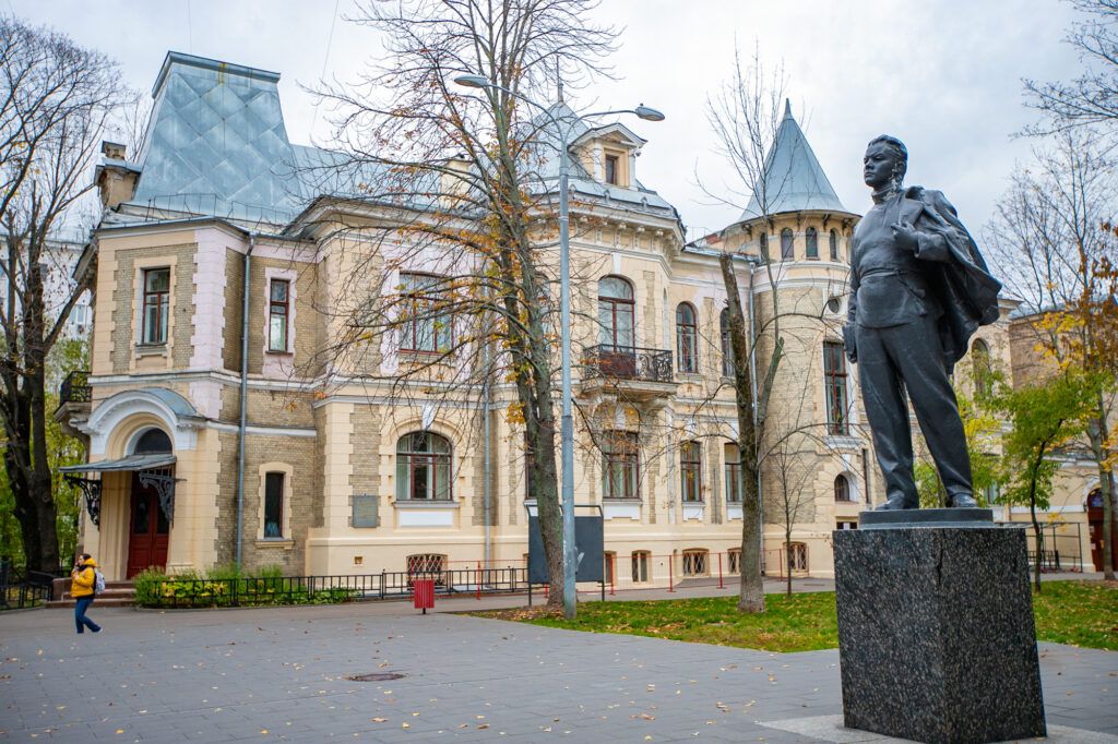 Красные ворота чистые пруды. Дворец юсуповых на чистых прудах. Станции метро в москве. Красные ворота города москва. Правительство москвы красные ворота.