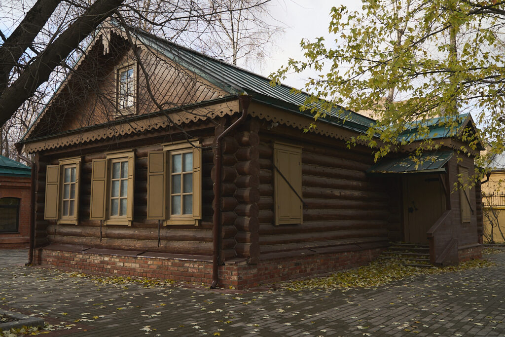 Кутузовская — Парк Победы: старая изба среди яблонь да «Берёзок»  фото