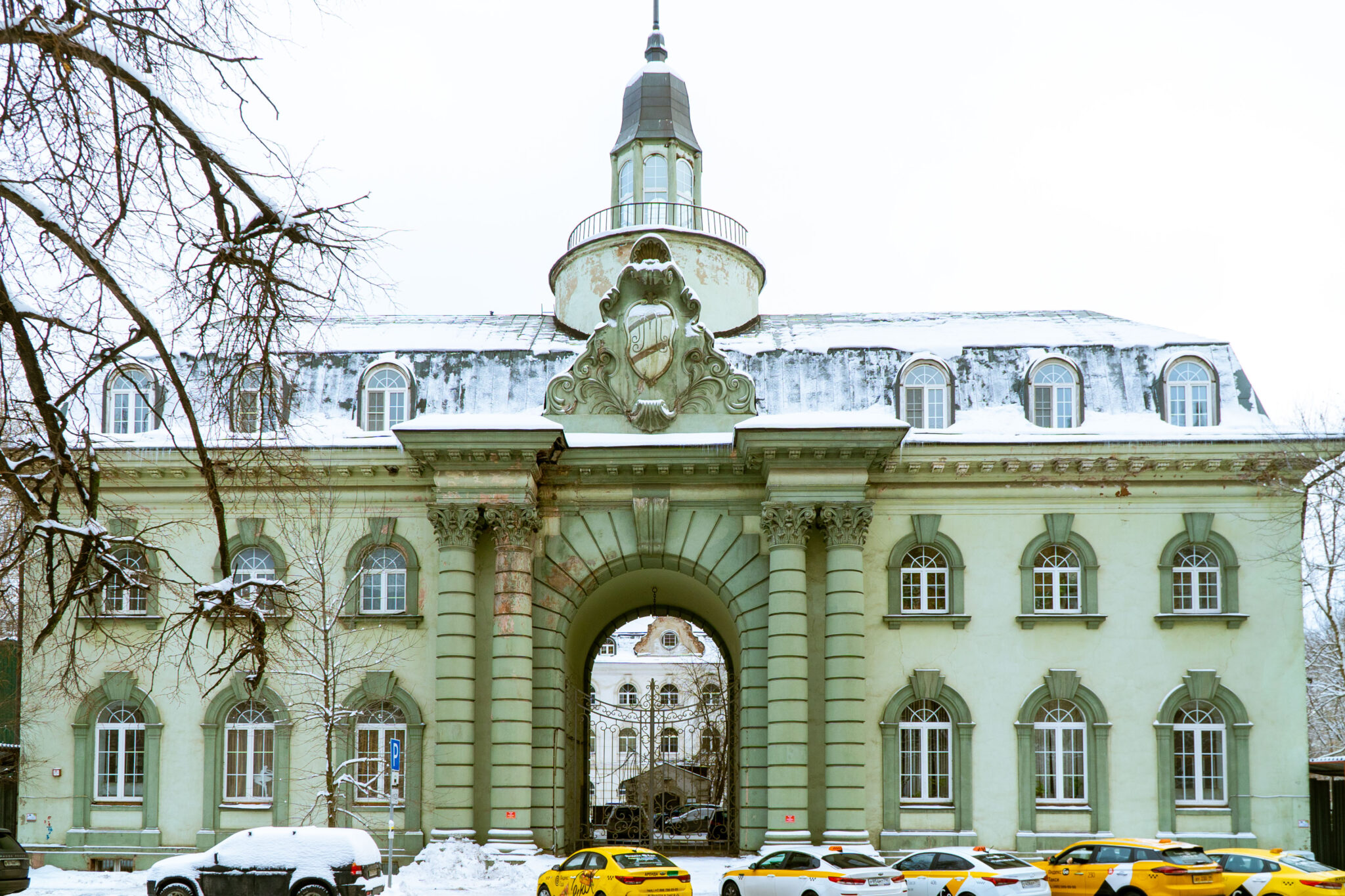 Белорусская беговая. Конюшни Леона Манташева. Конюшни Манташева в Москве. Конюшни Леона Манташева . Москва.. Конюшни нефтяника Манташева.