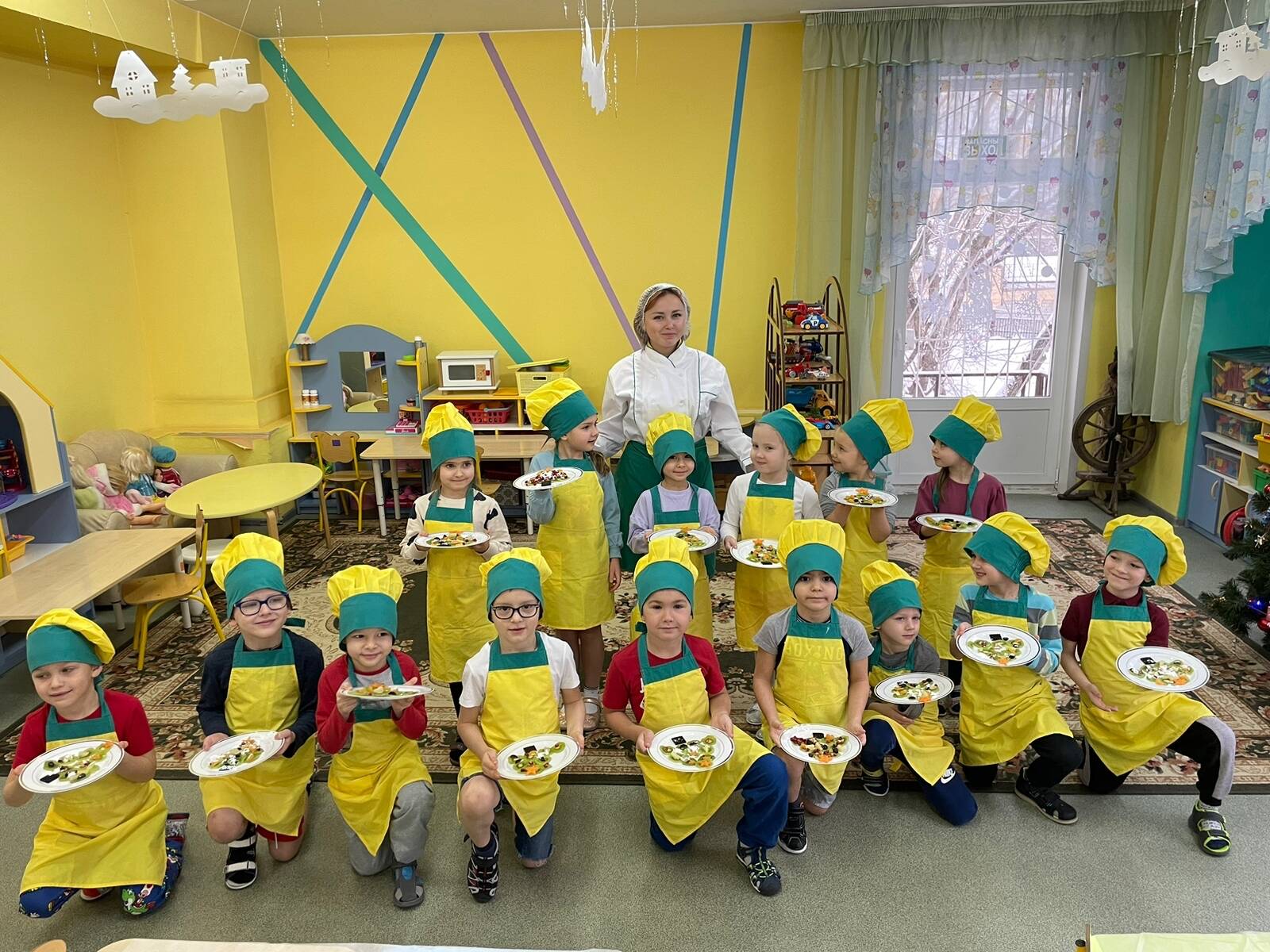 Комбинат питания «Вилмап» нарядил с дошкольниками ГБОУ Школа №2107 фруктовую елку, фото