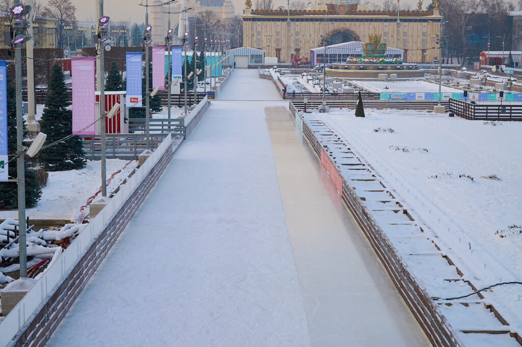 Выходим на лёд: открытые катки на севере Москвы  фото