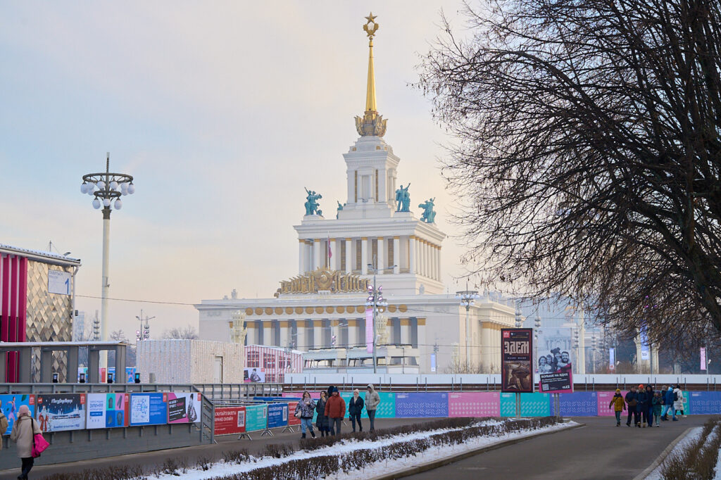 Выходим на лёд: открытые катки на севере Москвы  фото