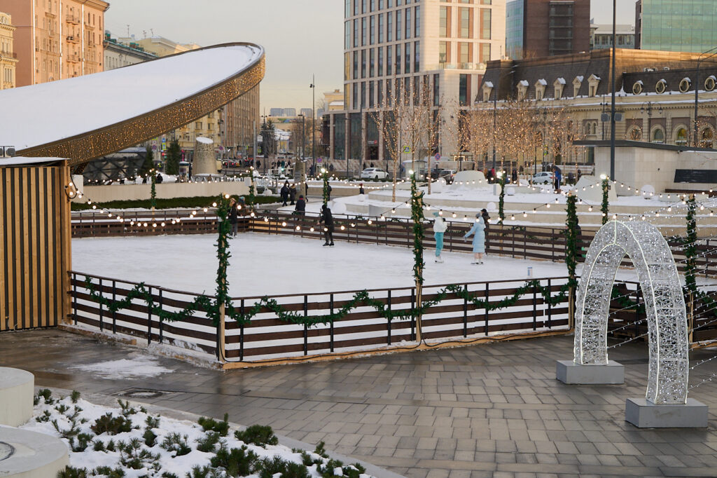 Выходим на лёд: открытые катки на востоке Москвы  фото
