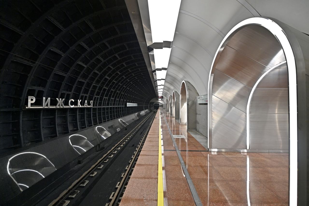 К платформам станции «Рижская» Большой кольцевой линии метро ведут 16 светящихся порталов, фото