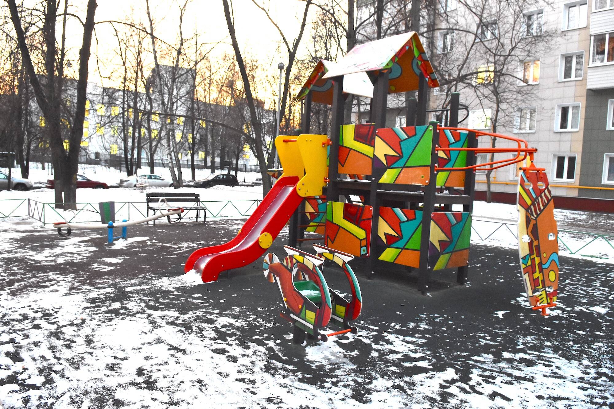 В Царицыно на трёх улицах реконструировали детские площадки, фото