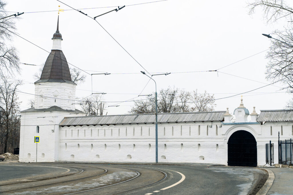 Территория чкаловская. Верстовой столб на площади Ильича.