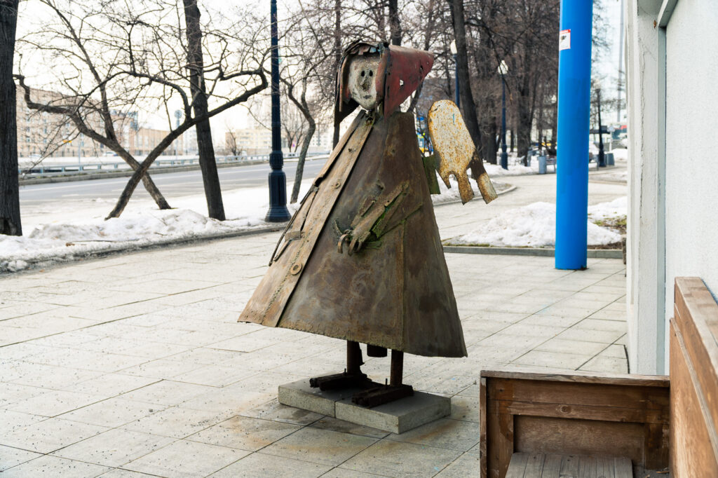 Территория чкаловская. Верстовой столб на площади Ильича. Берлинская стена фото.