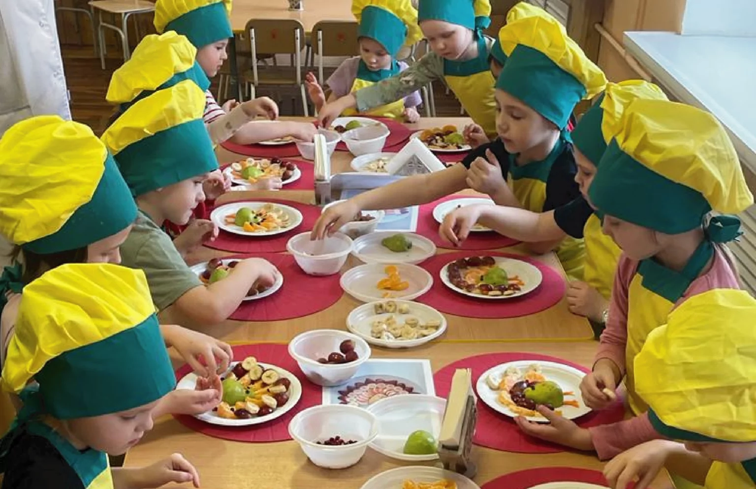 Комбинат питания «Вилмап» научил дошкольников ЦАО готовить павлина из фруктов, фото
