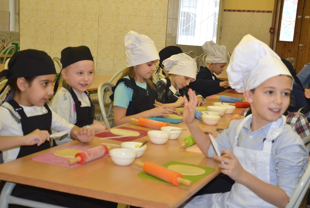 Мастер-класс от комбината питания «Верона» снова собрал учащихся ЗАО на кулинарном уроке, фото