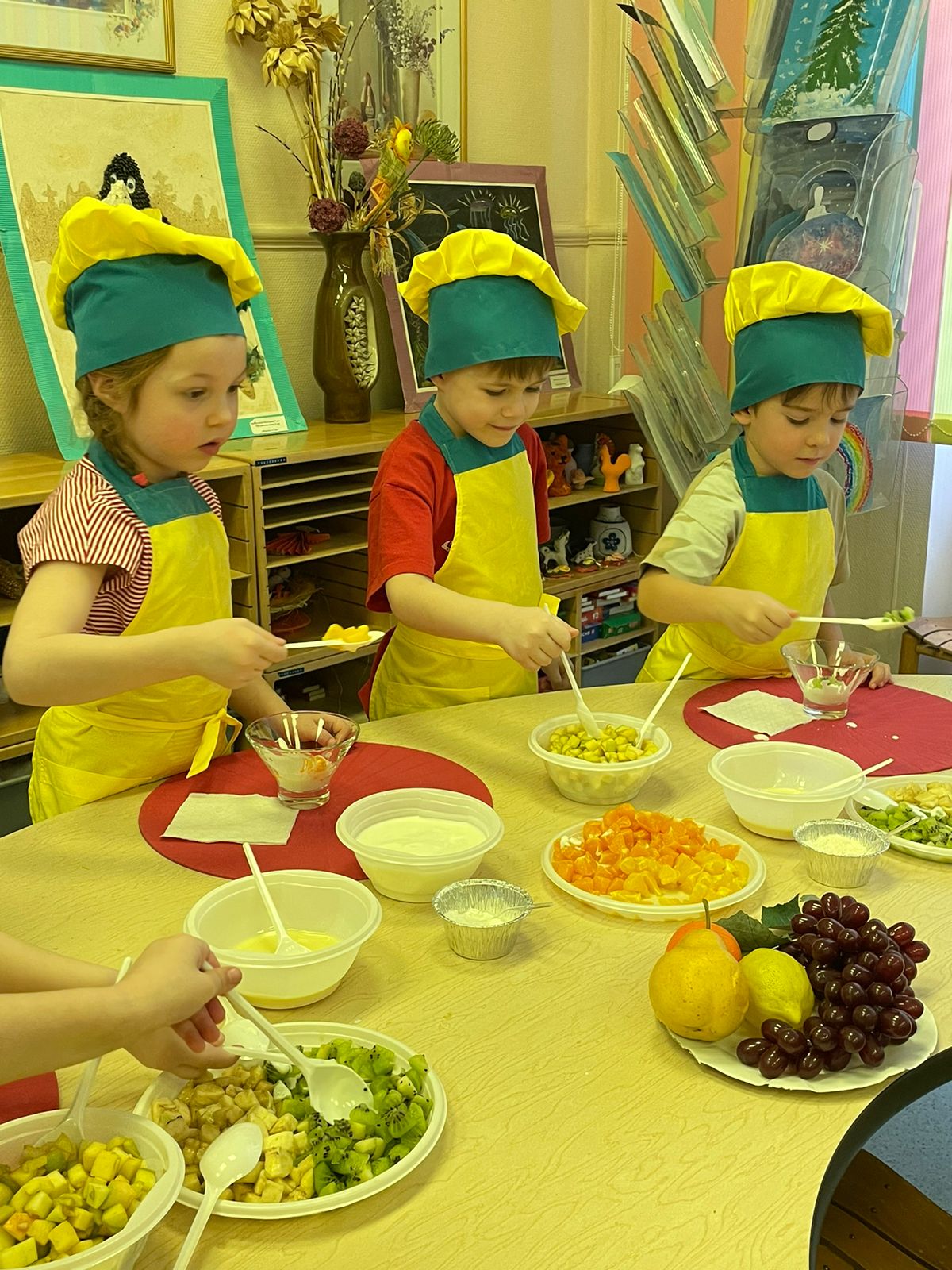 Дошкольники ЦАО учатся готовить полезные десерты, фото