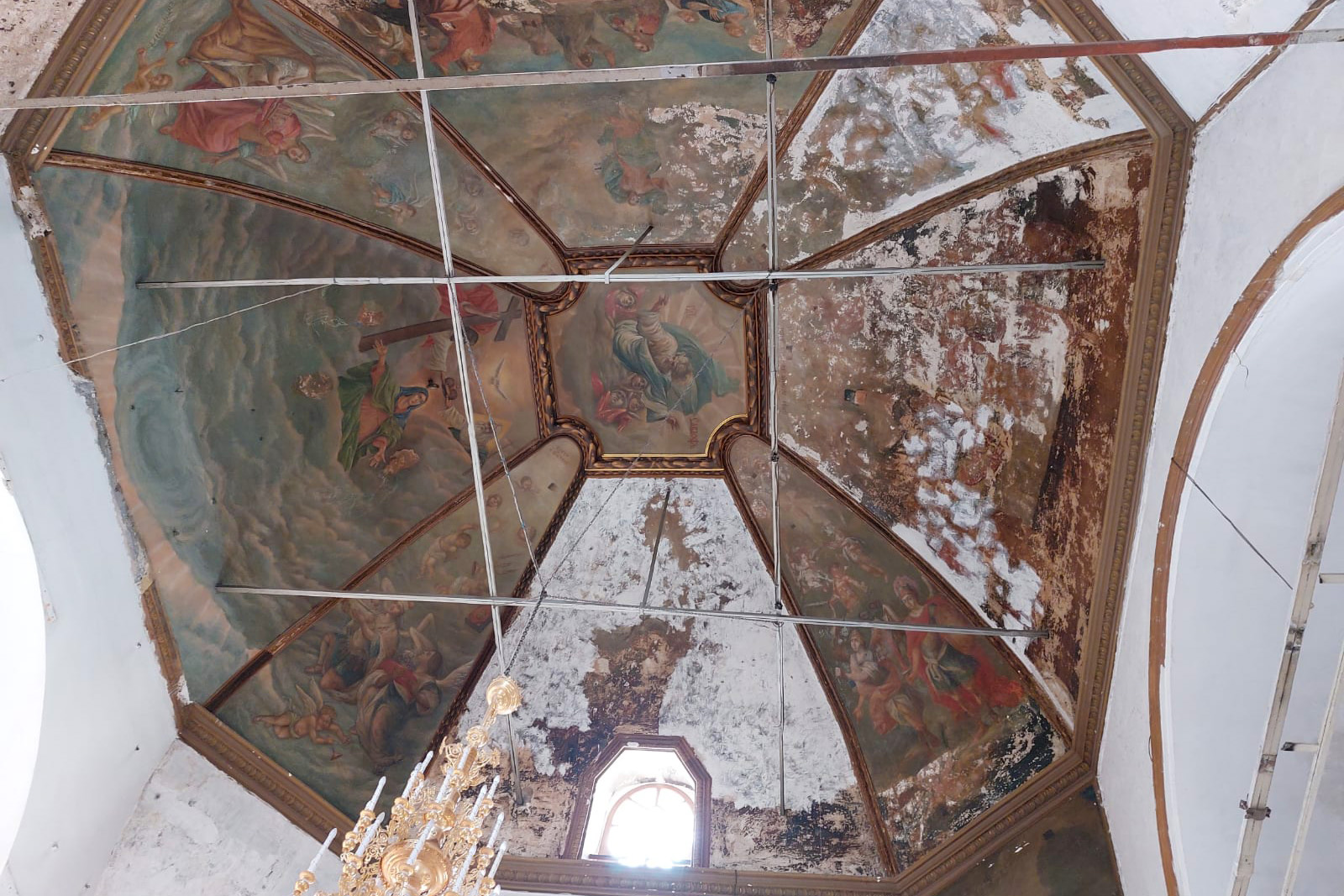 В храме Святых Апостолов Петра и Павла реставраторы раскрыли потолочную роспись, фото