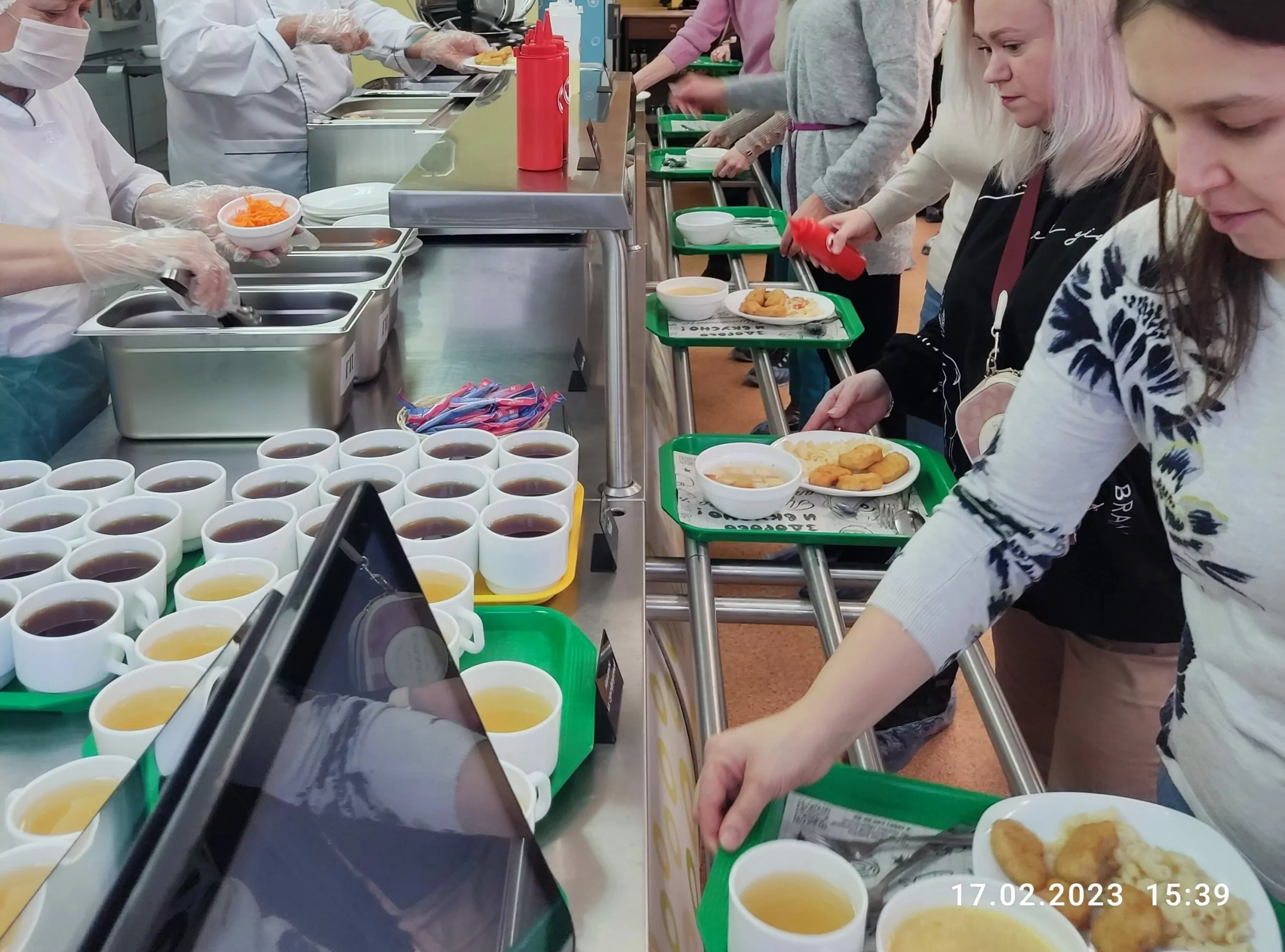 Родители продегустировали питание в школьной столовой комплекса №1547, фото