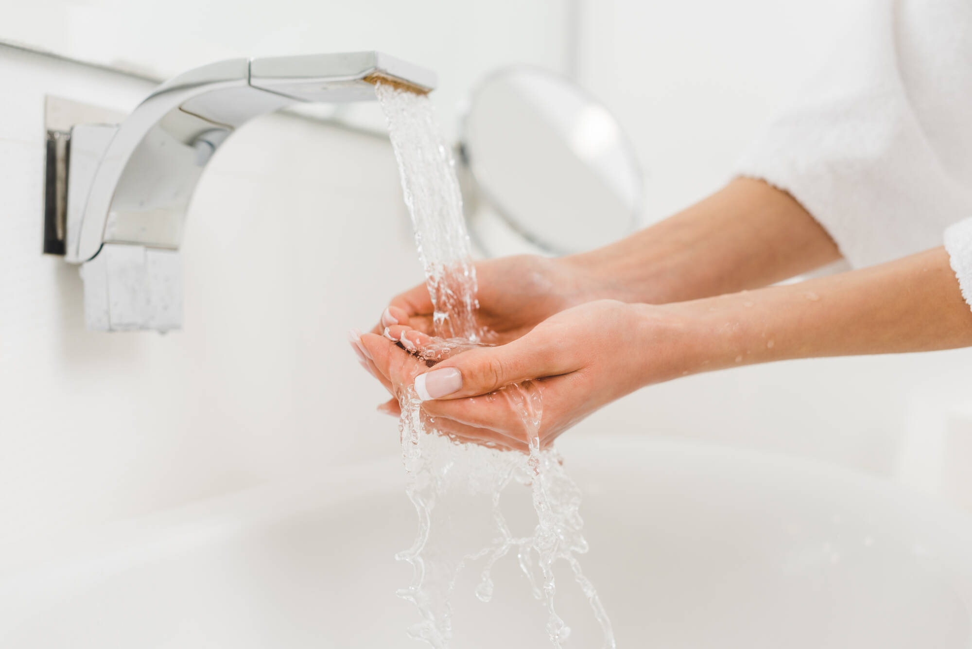 Горячей воды а также. Мытье рук. Гигиена рук. Девушка моет руки. Отключение воды.