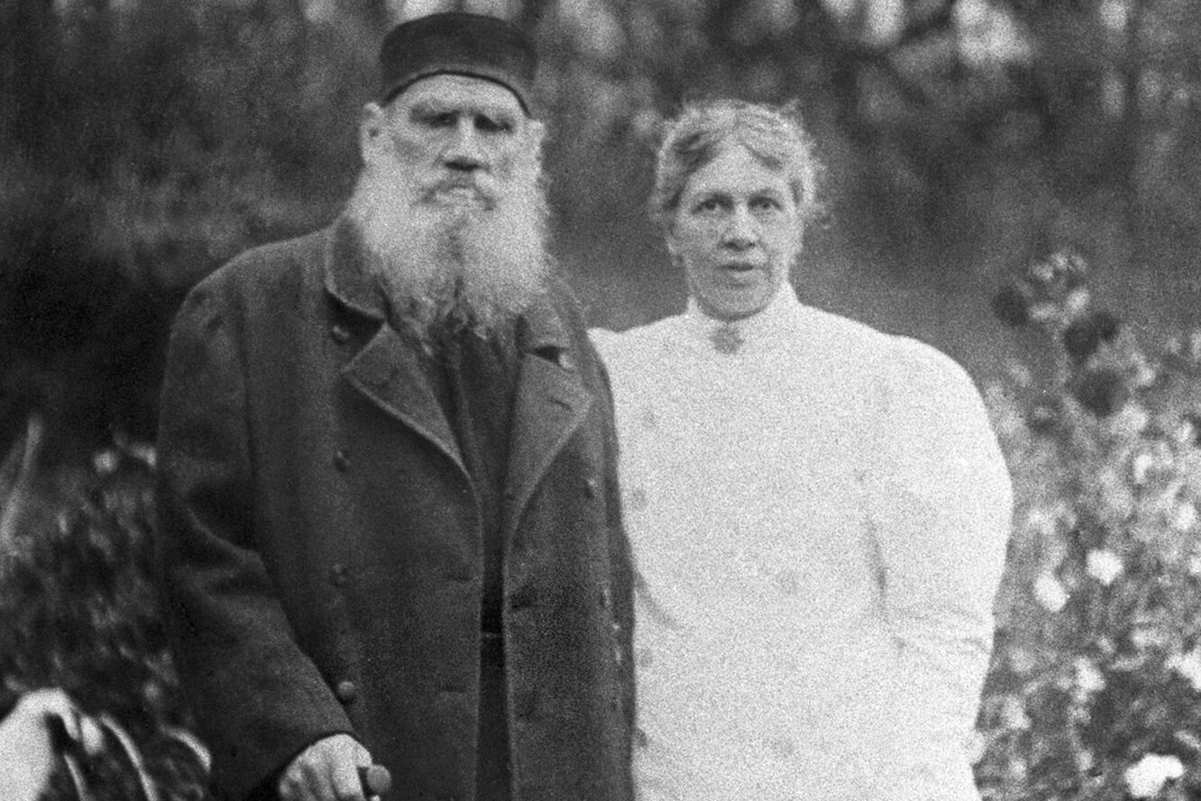 Лев Николаевич Толстой со своей супругой Софьей Андреевной, архивное фото