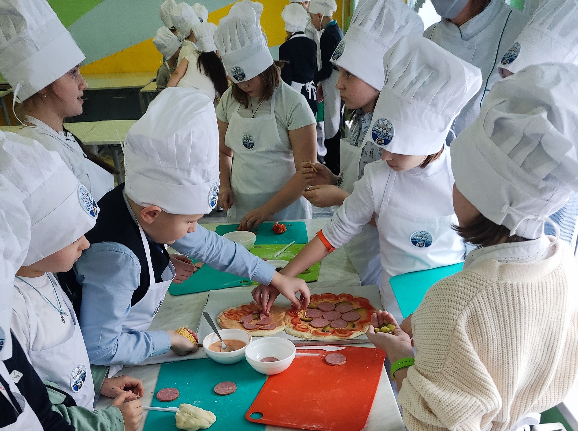 Ученики Школы №1367 приготовили пиццу к празднику 8 Марта для любимых мам, фото