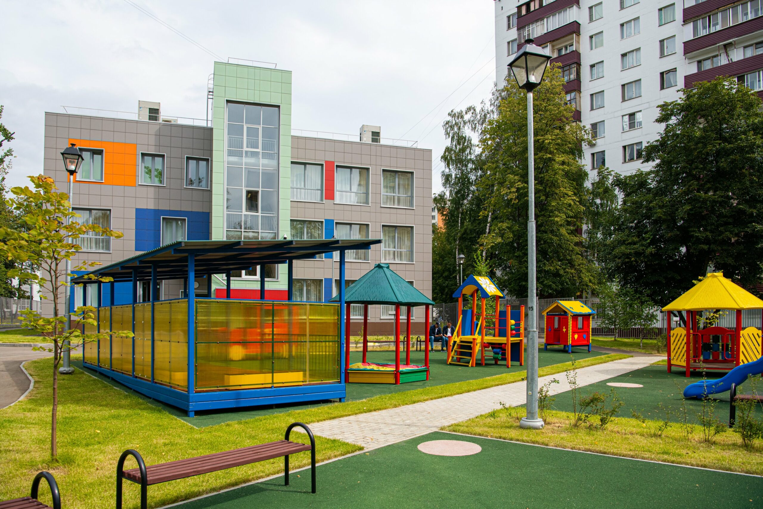 На северо-западе Москвы благоустроят шесть пространств у образовательных учреждений, фото