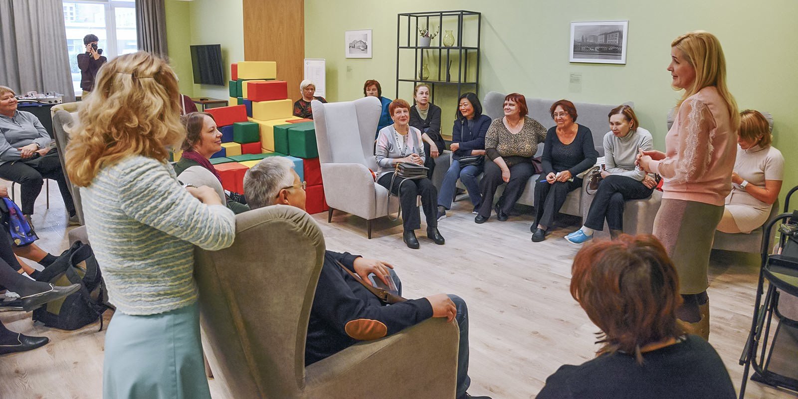 Дискуссионный философский клуб для людей старшего возраста работает в Богородском, фото