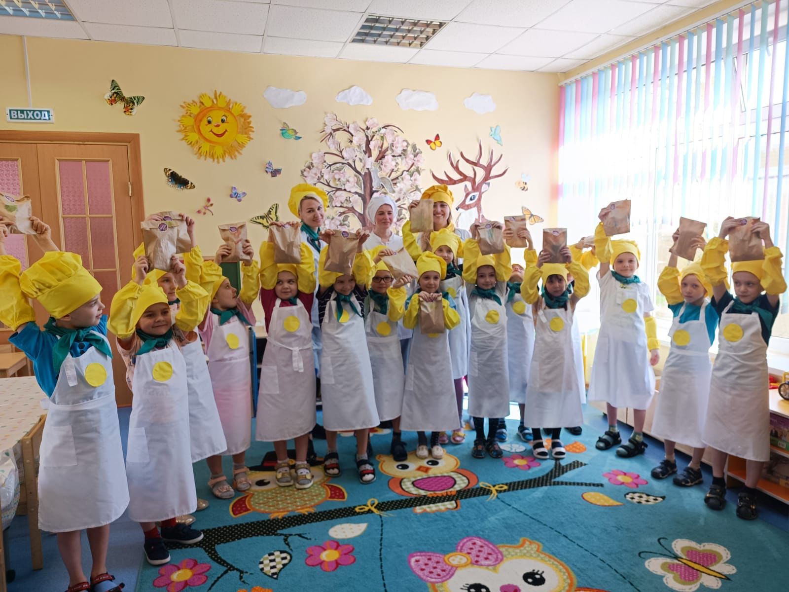 Будущие первоклассники научились готовить вкусные булочки на мастер-классе «Комбината дошкольного питания», фото