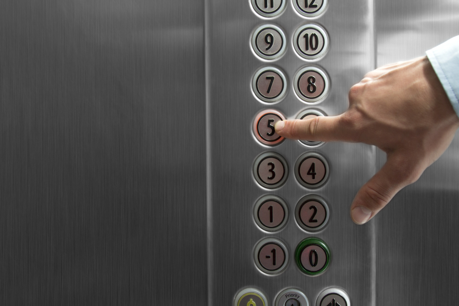 Безопасность и комфорт: в Нагатинском Затоне обновят 67 лифтов, фото