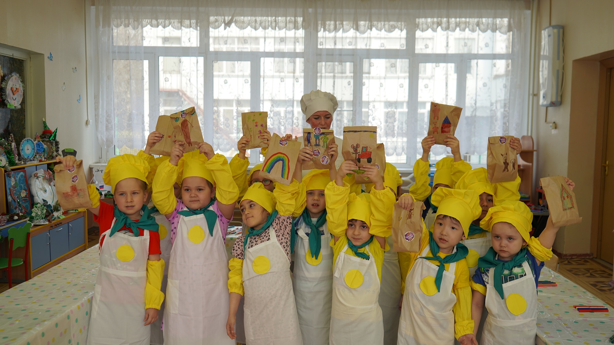 Комбинат питания научил дошкольников выпекать забавных весенних мишек, фото