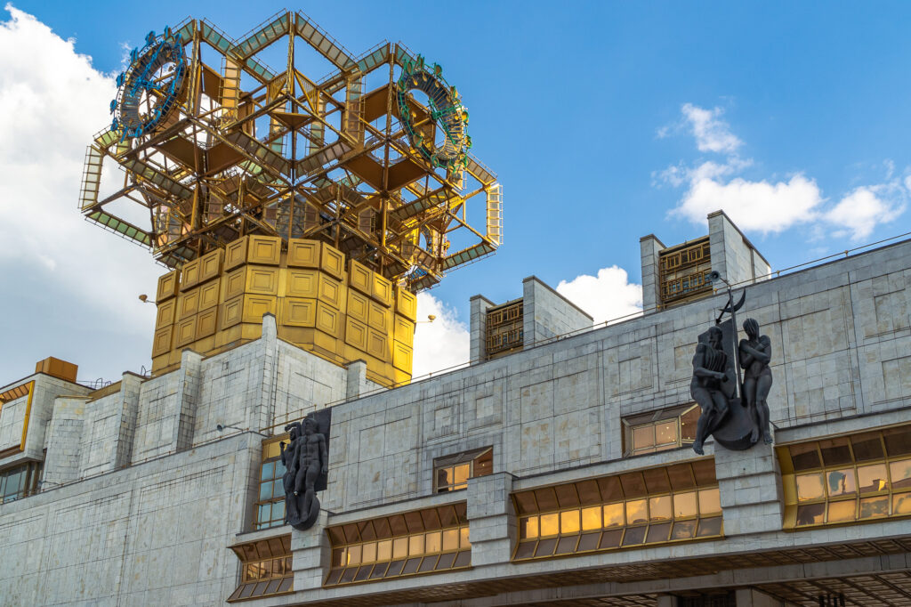 Площадь Гагарина — Воробьёвы горы: два полушария «золотых мозгов» Москвы  фото