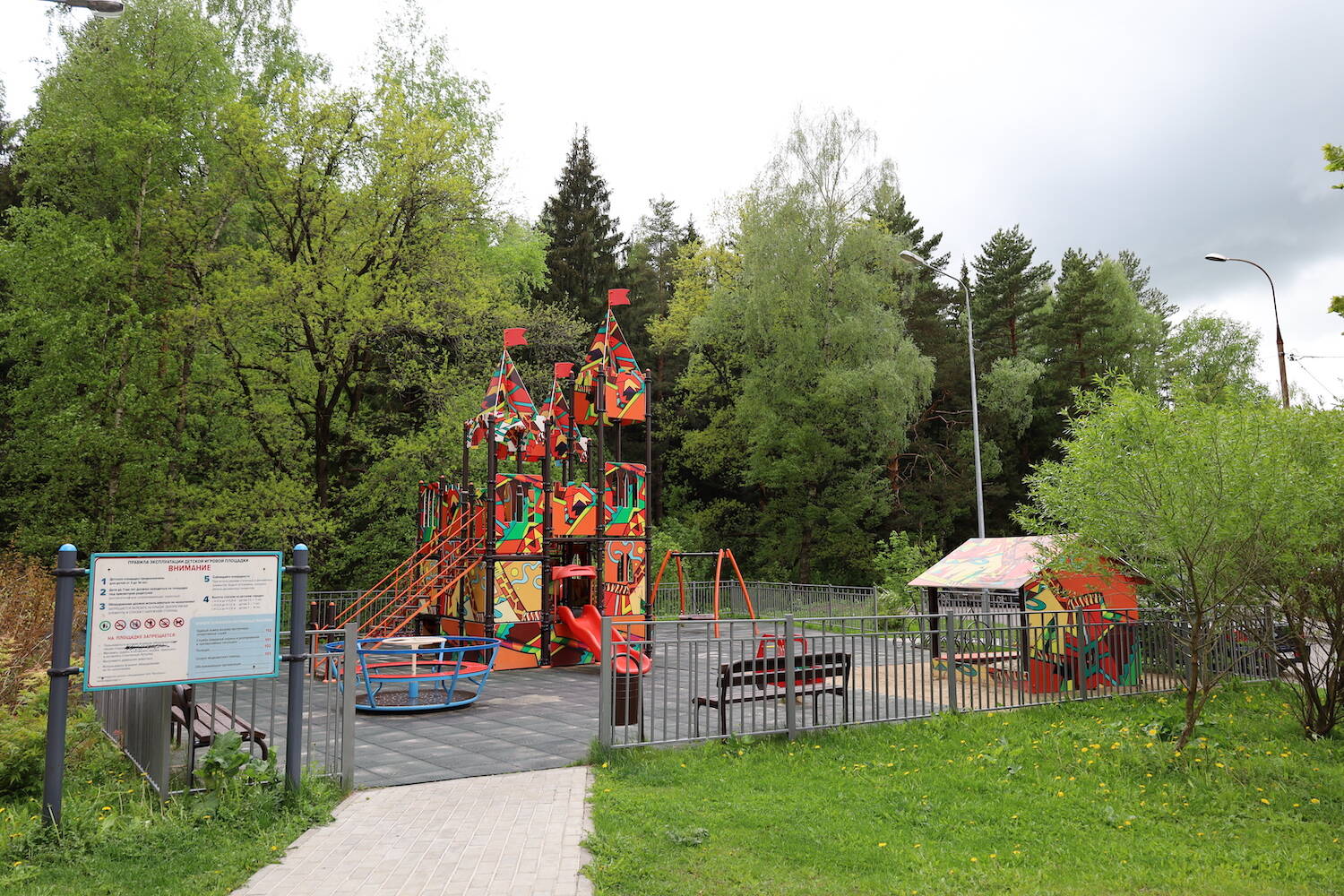В микрорайоне Остафьево реконструировали детскую площадку, фото