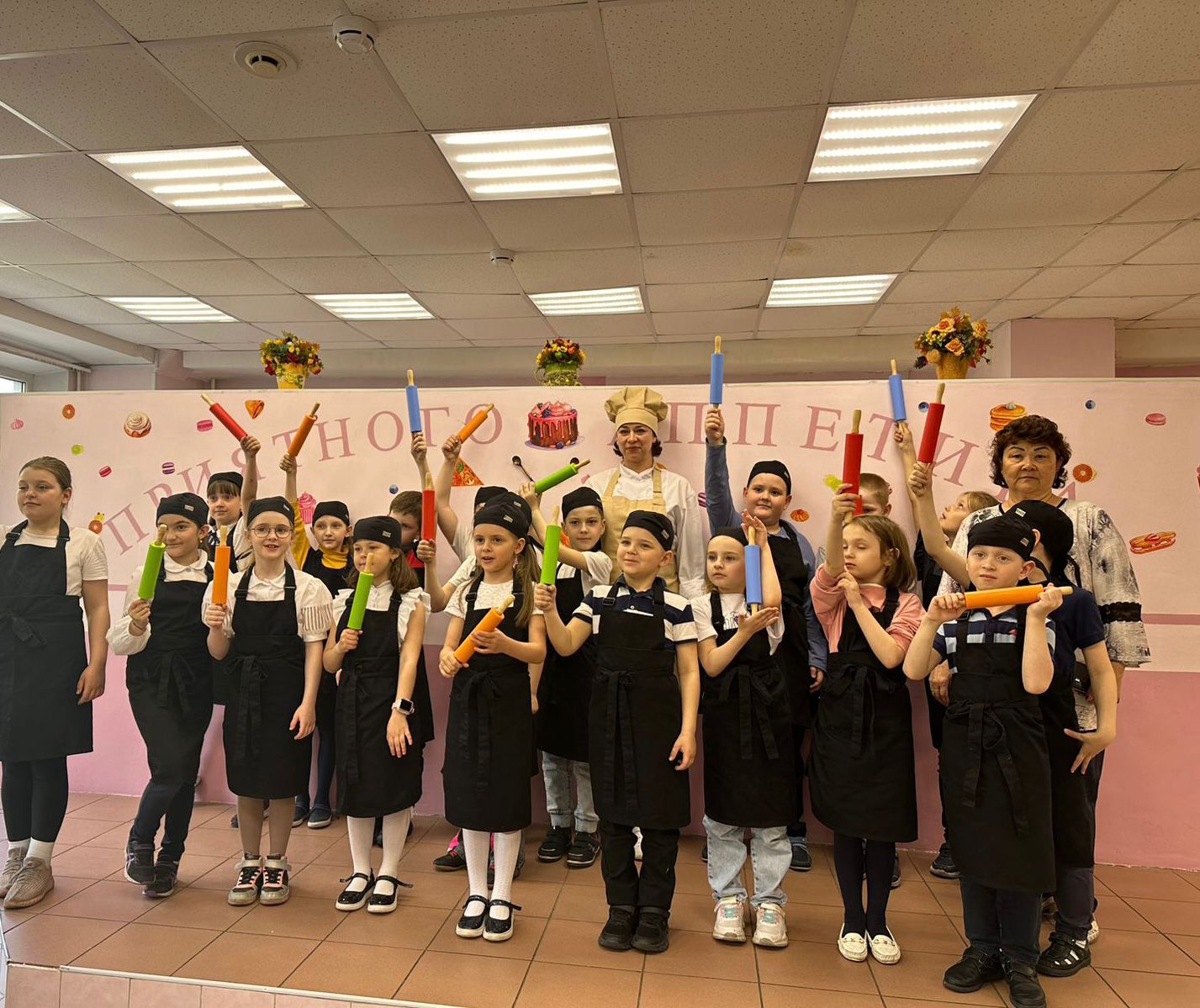 Кулинарный мастер-класс по приготовлению воздушных рогаликов прошел для учащихся младших классов в столичной школе № 1015, фото