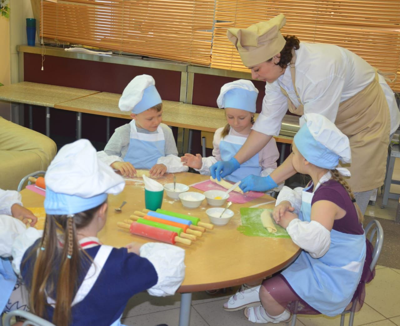 Кулинарный мастер-класс по приготовлению булочек с сахаром прошел в столичном детском саду, фото