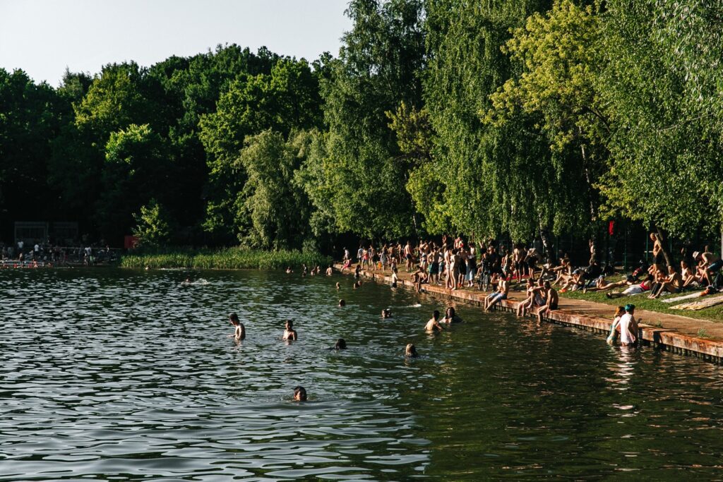 Йога, купание и бесконечная пешеходная дорожка: в парках столицы  фото