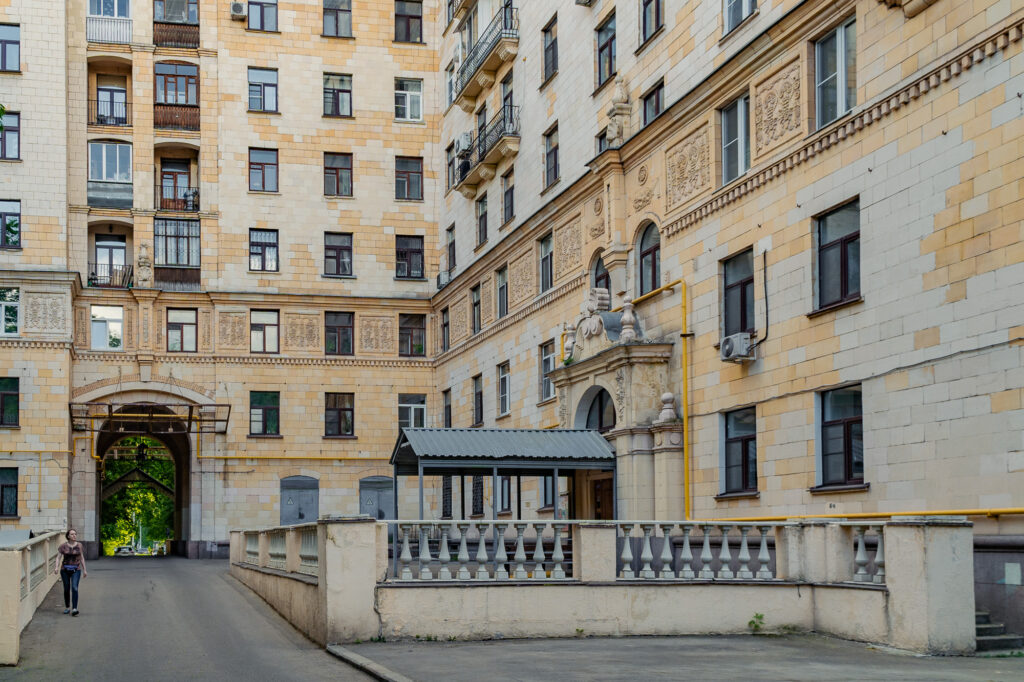 Университет — Ленинский проспект: вокруг дома, где прописан Путин  фото