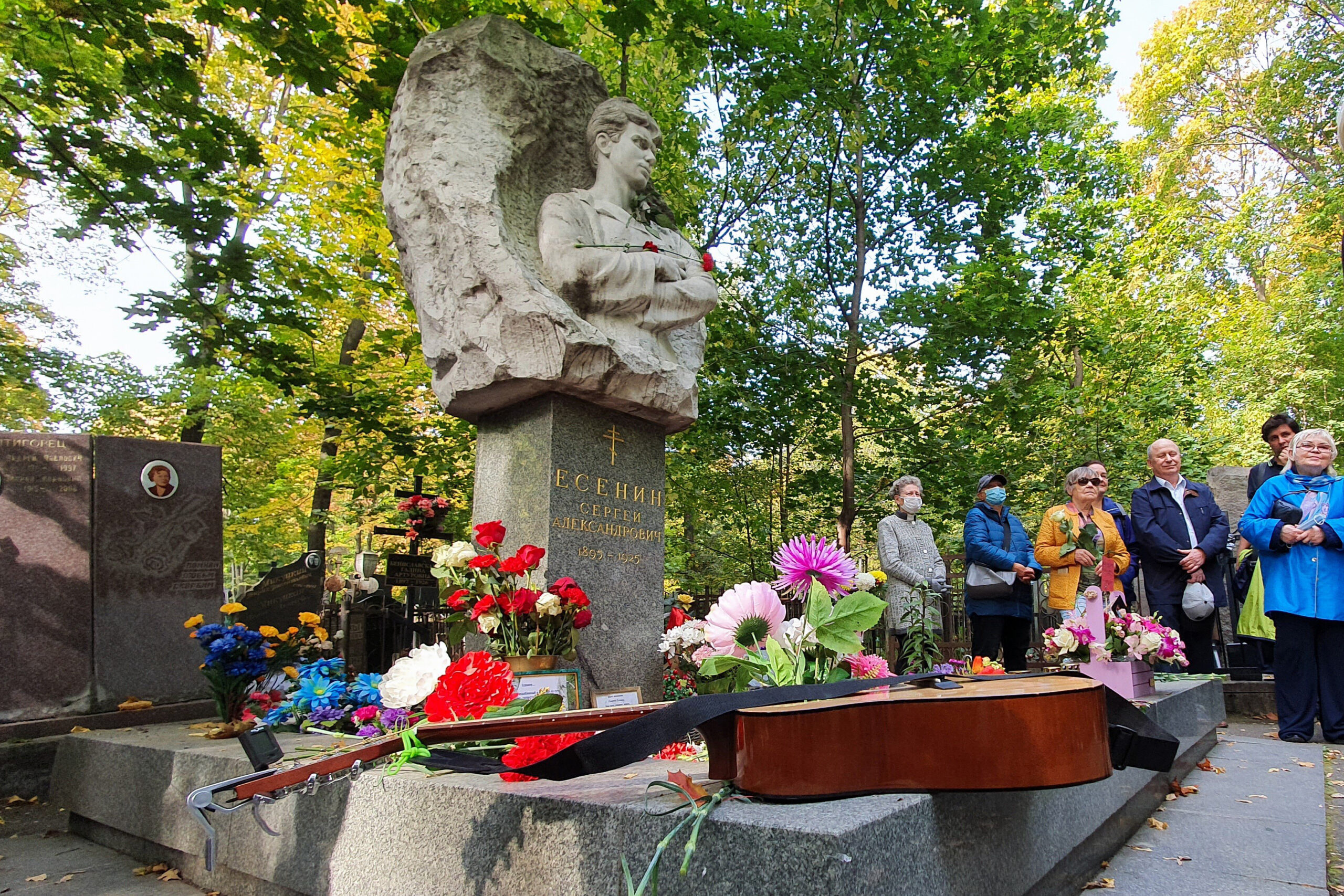 Могила поэта Сергея Есенина на Ваганьковском кладбище Москвы