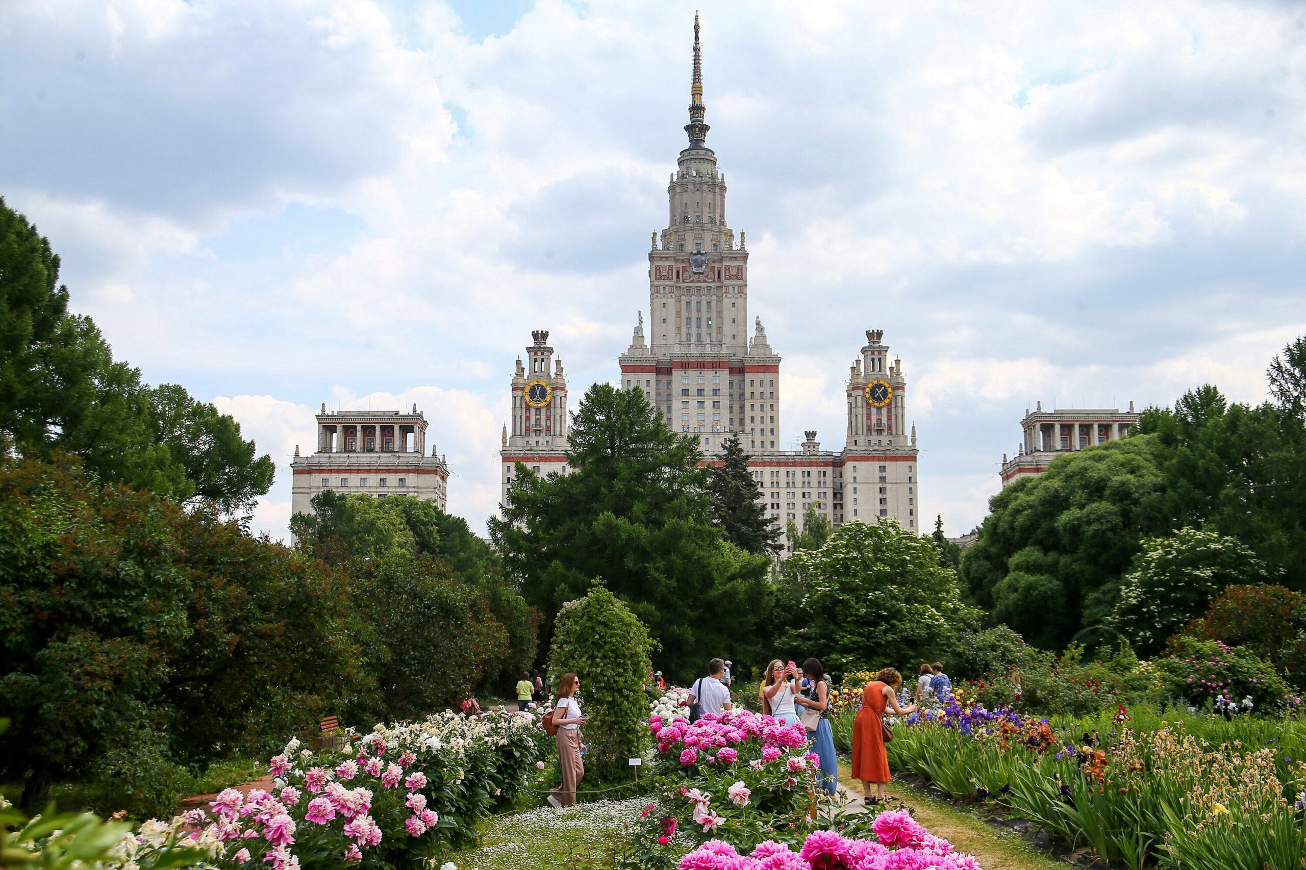 Цветущие сады Воробьевых гор в Москве