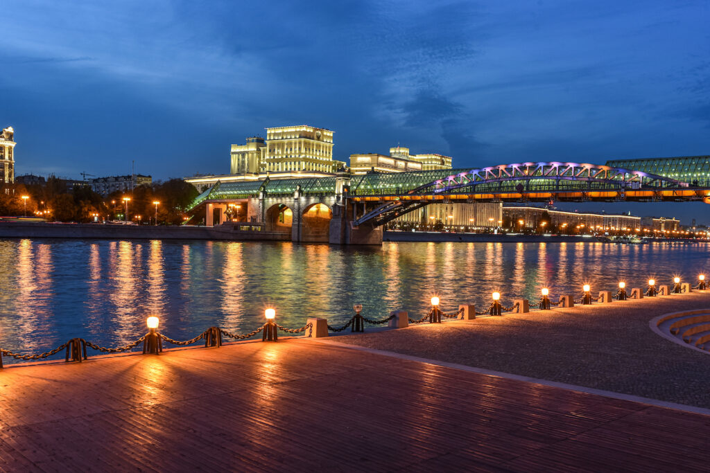 Новая набережная в москве. Европейский центр набережной. Европейский центр набережной. Реки фонтанки, 132, лит. Новосибирск улица владимира заровного 42.