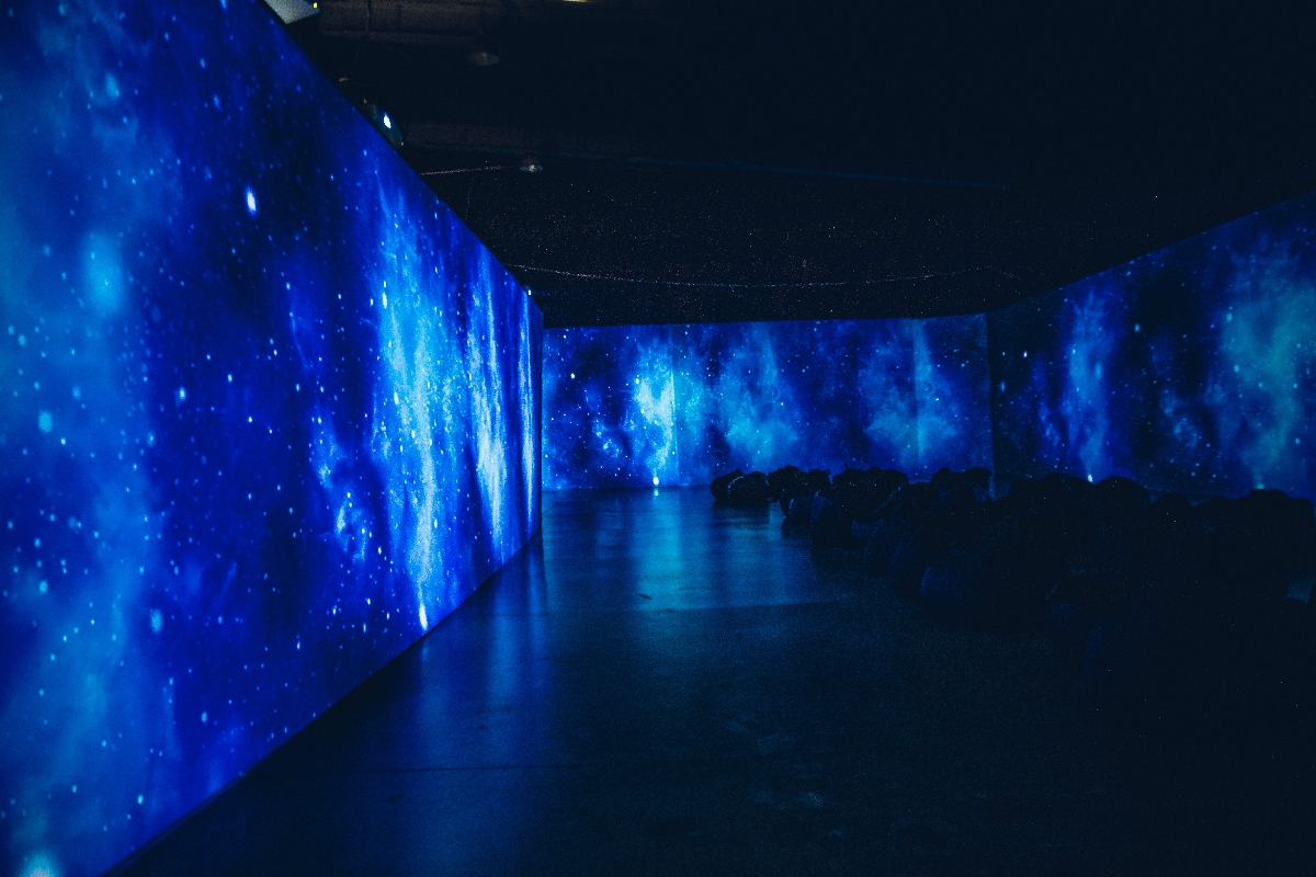 Космический перформанс в креативном пространстве «Люмьер Холл» в Москве