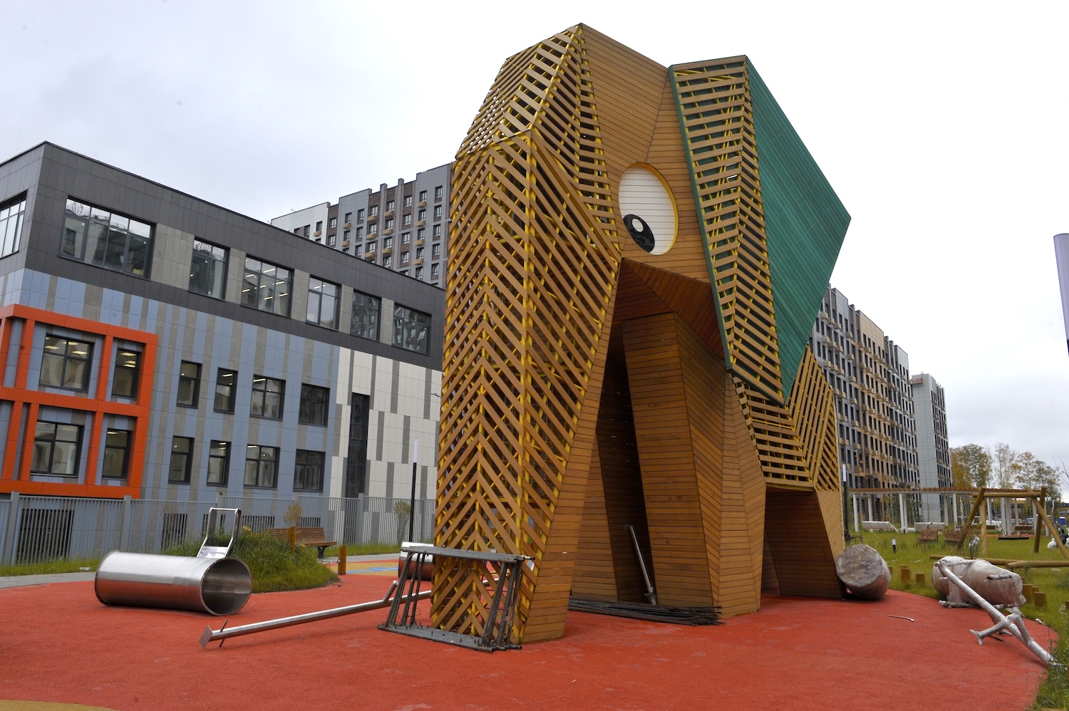 Самую большую в Новой Москве детскую игровую площадку построили в Сосенском, фото